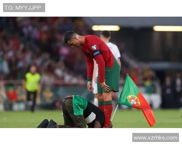 球迷冲进场内抢C罗球衣欧冠赛场上演奇葩一幕引发热议